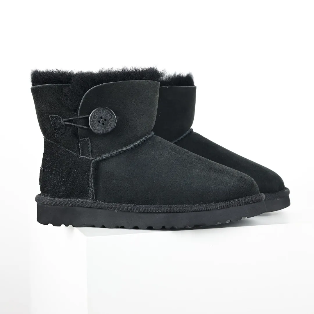 Pick up locally 💰540 The core recommendation is good price UGG basic Bailey twist style Xiaohongshu hot style Henan Longfeng leather production Sheepskin integrated top quality in the market 2-3 cm cashmere insole to keep warm in winter and a very suitable choice for home use UUG has launched a style series in the new year, which is partially geared towards the preferences of young consumers and has also moved to the forefront of fashion trends. Shoe body material Water-repellent coated suede upper 17mm UGGPURE™ implanted wool insole Lightweight non-slip comfortable rubber outsole With brand LOGO Trademark Comes with full packaging Size: 35 36 37 38 39 40